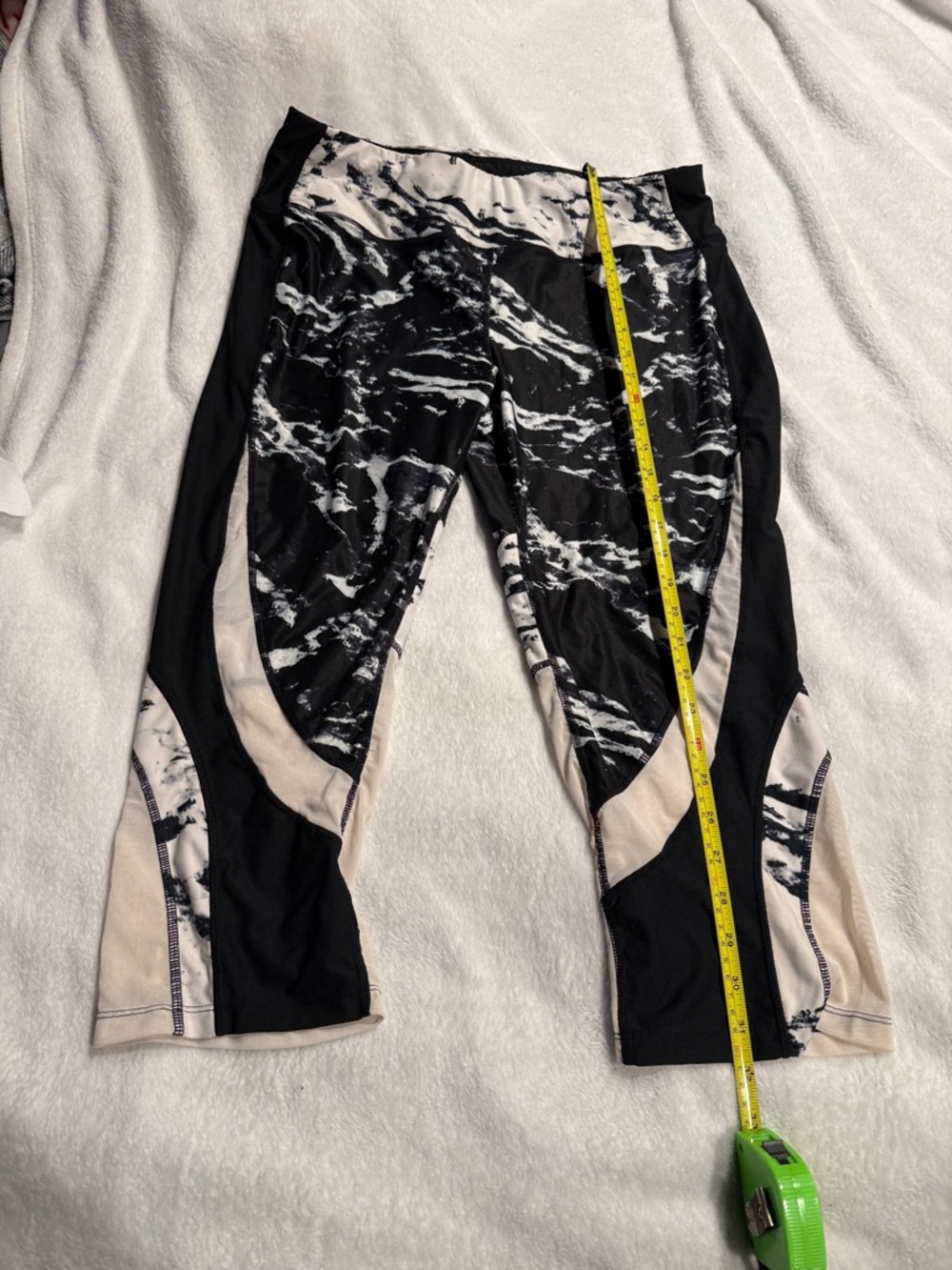 Avia Black & White Marble-Print Capri Leggings